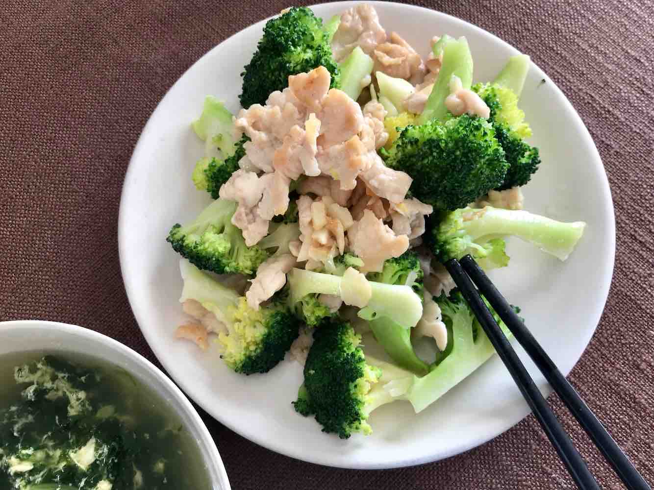 西蘭花炒雞肉的做法-家常味炒菜譜-易網(wǎng)健康養(yǎng)生網(wǎng) 西蘭花炒雞肉的做法-家常味炒菜譜