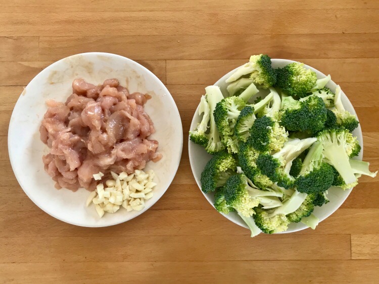 西蘭花炒雞肉的做法-家常味炒菜譜-易網(wǎng)<a href=http://www.aoa7937.com/ target=_blank class=infotextkey>健康養(yǎng)生</a>網(wǎng) 西蘭花炒雞肉的做法-家常味炒菜譜