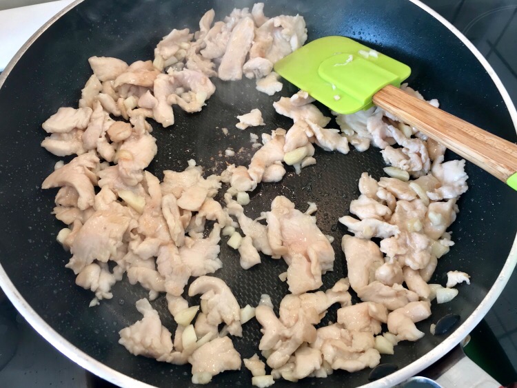 西蘭花炒雞肉的做法-家常味炒菜譜-易網(wǎng)健康養(yǎng)生網(wǎng) 西蘭花炒雞肉的做法-家常味炒菜譜
