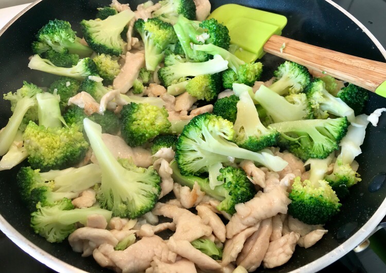 西蘭花炒雞肉的做法-家常味炒菜譜-易網(wǎng)健康養(yǎng)生網(wǎng) 西蘭花炒雞肉的做法-家常味炒菜譜
