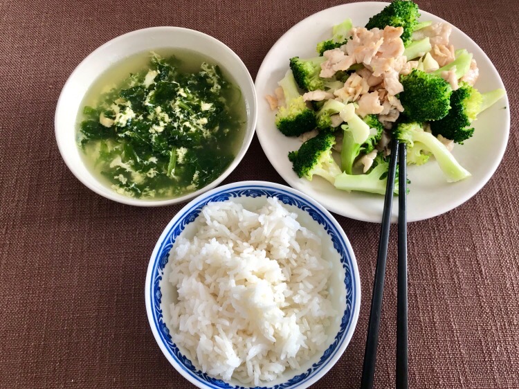 西蘭花炒雞肉的做法-家常味炒菜譜-易網(wǎng)健康養(yǎng)生網(wǎng) 西蘭花炒雞肉的做法-家常味炒菜譜