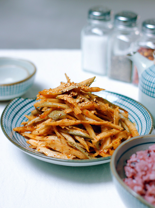 拌蘿卜干的做法-香辣味拌菜譜-易網(wǎng)健康養(yǎng)生網(wǎng) 拌蘿卜干的做法-香辣味拌菜譜