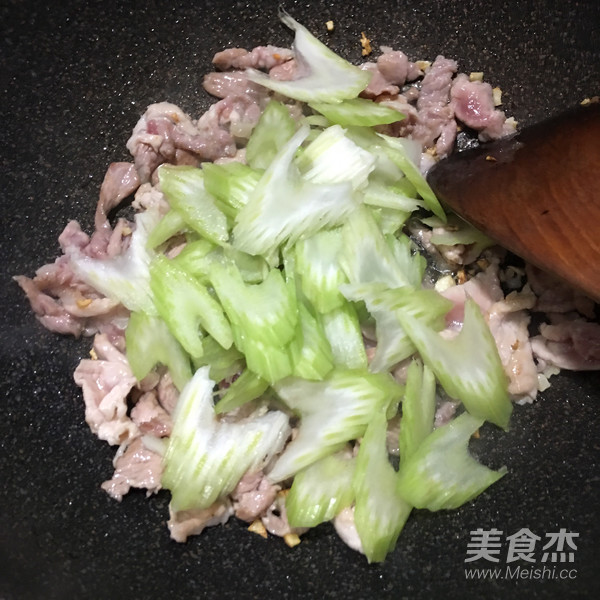 西芹炒肉片的做法-家常味炒菜譜