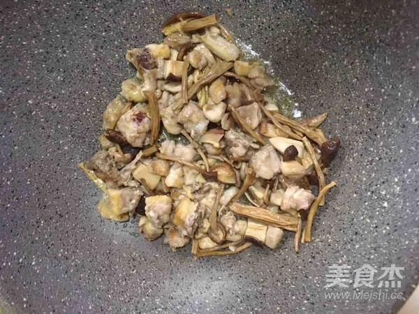 土豆茶樹菇燜雞肉的做法-咸鮮味燜菜譜-易網(wǎng)健康養(yǎng)生網(wǎng) 土豆茶樹菇燜雞肉的做法-咸鮮味燜菜譜
