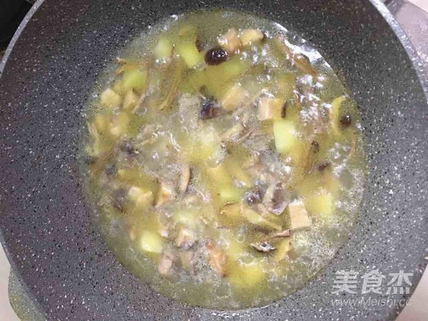 土豆茶樹菇燜雞肉的做法-咸鮮味燜菜譜-易網(wǎng)健康養(yǎng)生網(wǎng) 土豆茶樹菇燜雞肉的做法-咸鮮味燜菜譜