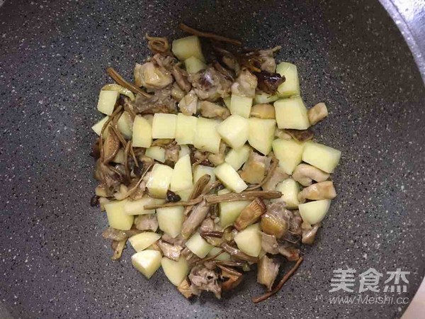 土豆茶樹菇燜雞肉的做法-咸鮮味燜菜譜-易網(wǎng)健康養(yǎng)生網(wǎng) 土豆茶樹菇燜雞肉的做法-咸鮮味燜菜譜