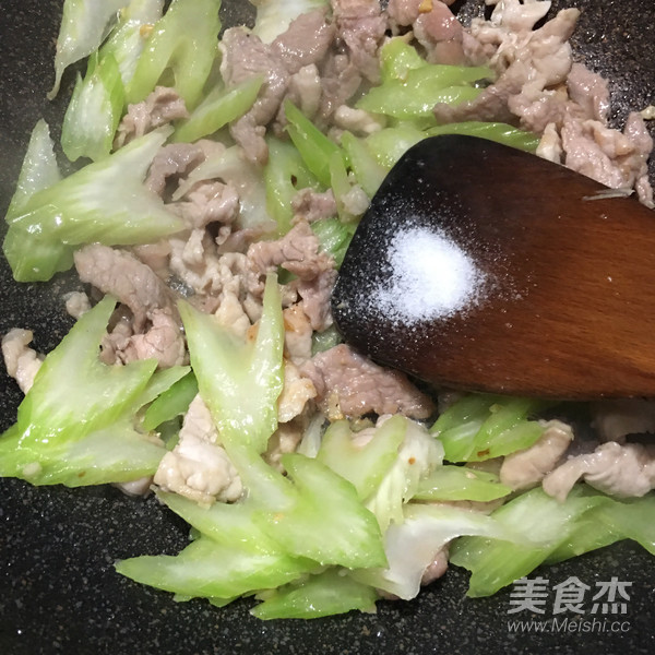 西芹炒肉片的做法-家常味炒菜譜