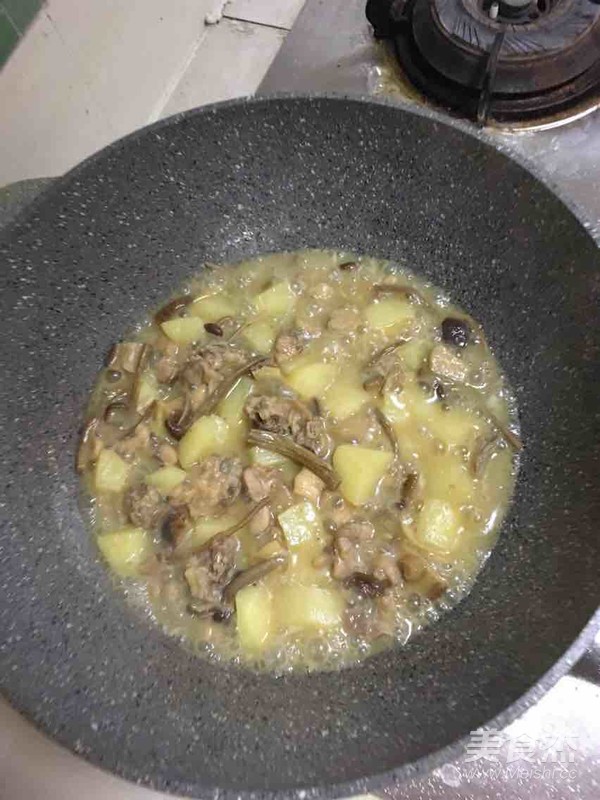 土豆茶樹菇燜雞肉的做法-咸鮮味燜菜譜-易網(wǎng)健康養(yǎng)生網(wǎng) 土豆茶樹菇燜雞肉的做法-咸鮮味燜菜譜