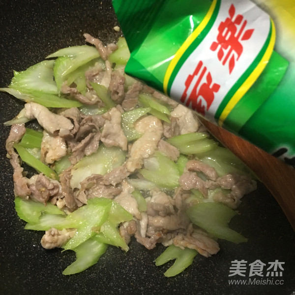 西芹炒肉片的做法-家常味炒菜譜