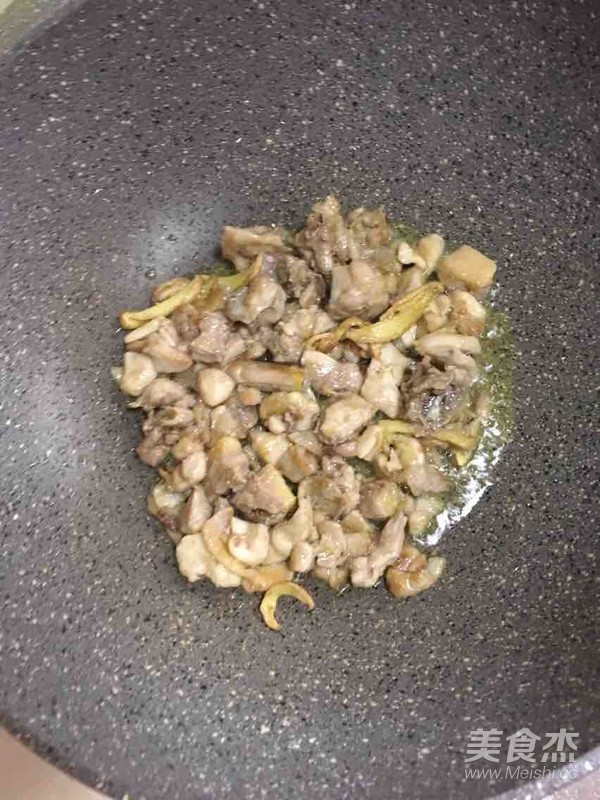 土豆茶樹菇燜雞肉的做法-咸鮮味燜菜譜-易網(wǎng)健康養(yǎng)生網(wǎng) 土豆茶樹菇燜雞肉的做法-咸鮮味燜菜譜
