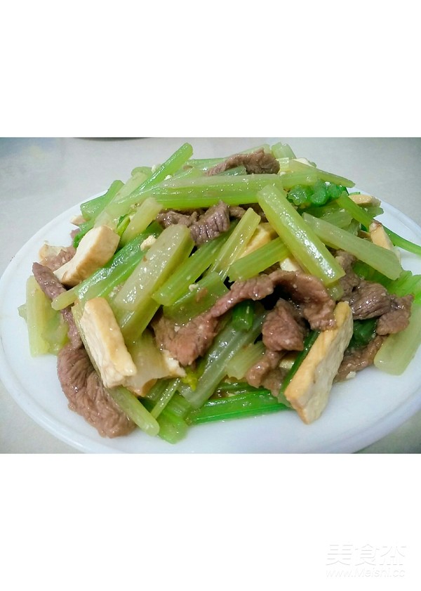 芹菜香干炒肉絲的做法-家常味炒菜譜-易網健康養生網 芹菜香干炒肉絲的做法-家常味炒菜譜