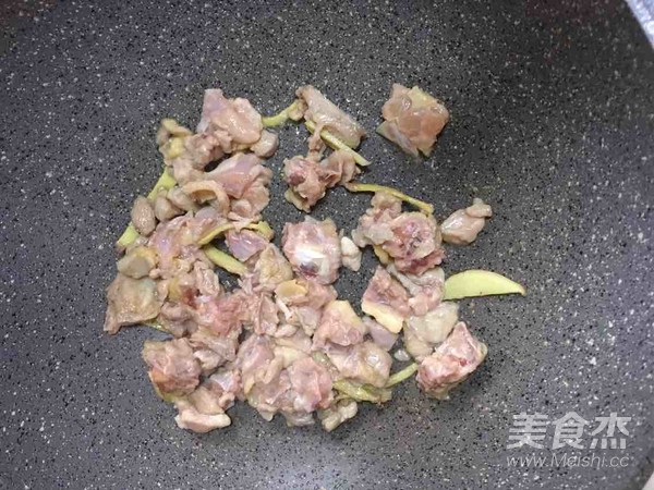 土豆茶樹菇燜雞肉的做法-咸鮮味燜菜譜-易網(wǎng)健康養(yǎng)生網(wǎng) 土豆茶樹菇燜雞肉的做法-咸鮮味燜菜譜