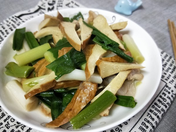 大蒜肉片炒豆腐干的做法-家常味炒菜譜