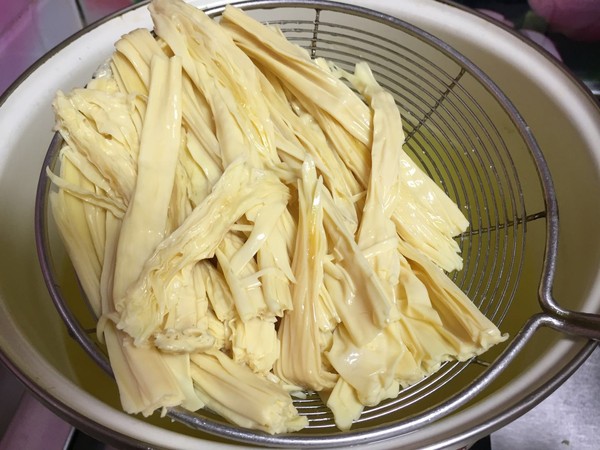 腐竹拌菠菜的做法-咸鮮味拌菜譜-易網健康養生網 腐竹拌菠菜的做法-咸鮮味拌菜譜