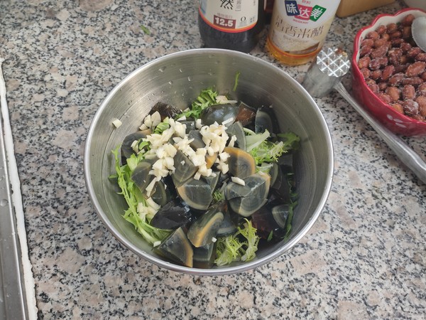 涼拌苦菊皮蛋花生米的做法-家常味拌菜譜-易網(wǎng)健康養(yǎng)生網(wǎng) 涼拌苦菊皮蛋花生米的做法-家常味拌菜譜