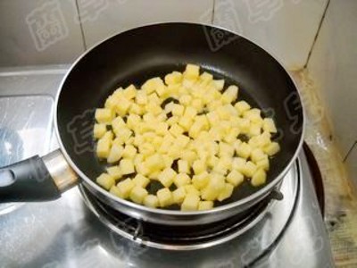 芝麻肉絲饅頭丁的做法-家常味炒菜譜