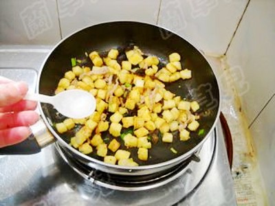 芝麻肉絲饅頭丁的做法-家常味炒菜譜