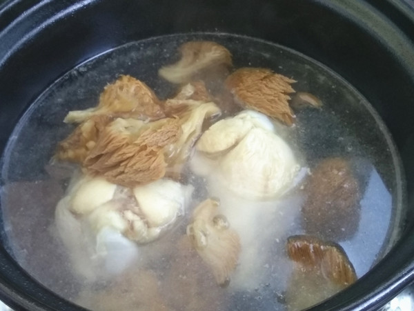 猴頭菇煲雞湯的做法-咸鮮味煲菜譜