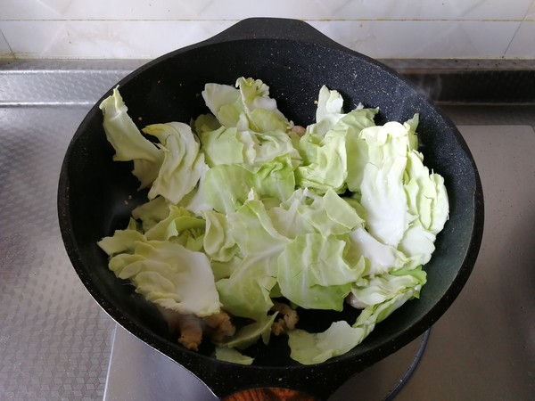 手撕包菜炒肉的做法-咸鮮味炒菜譜
