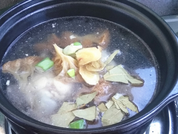 猴頭菇煲雞湯的做法-咸鮮味煲菜譜
