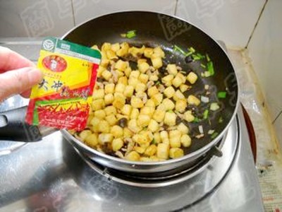芝麻肉絲饅頭丁的做法-家常味炒菜譜