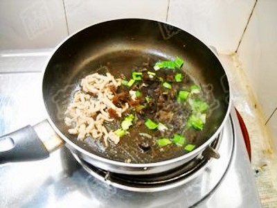 芝麻肉絲饅頭丁的做法-家常味炒菜譜