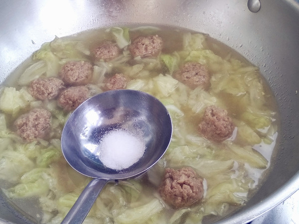 大白菜豬肉丸子湯的做法-咸鮮味煮菜譜