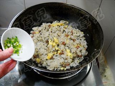 雪菜蛋炒飯的做法-家常味炒菜譜