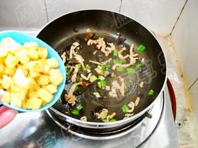 芝麻肉絲饅頭丁的做法-家常味炒菜譜