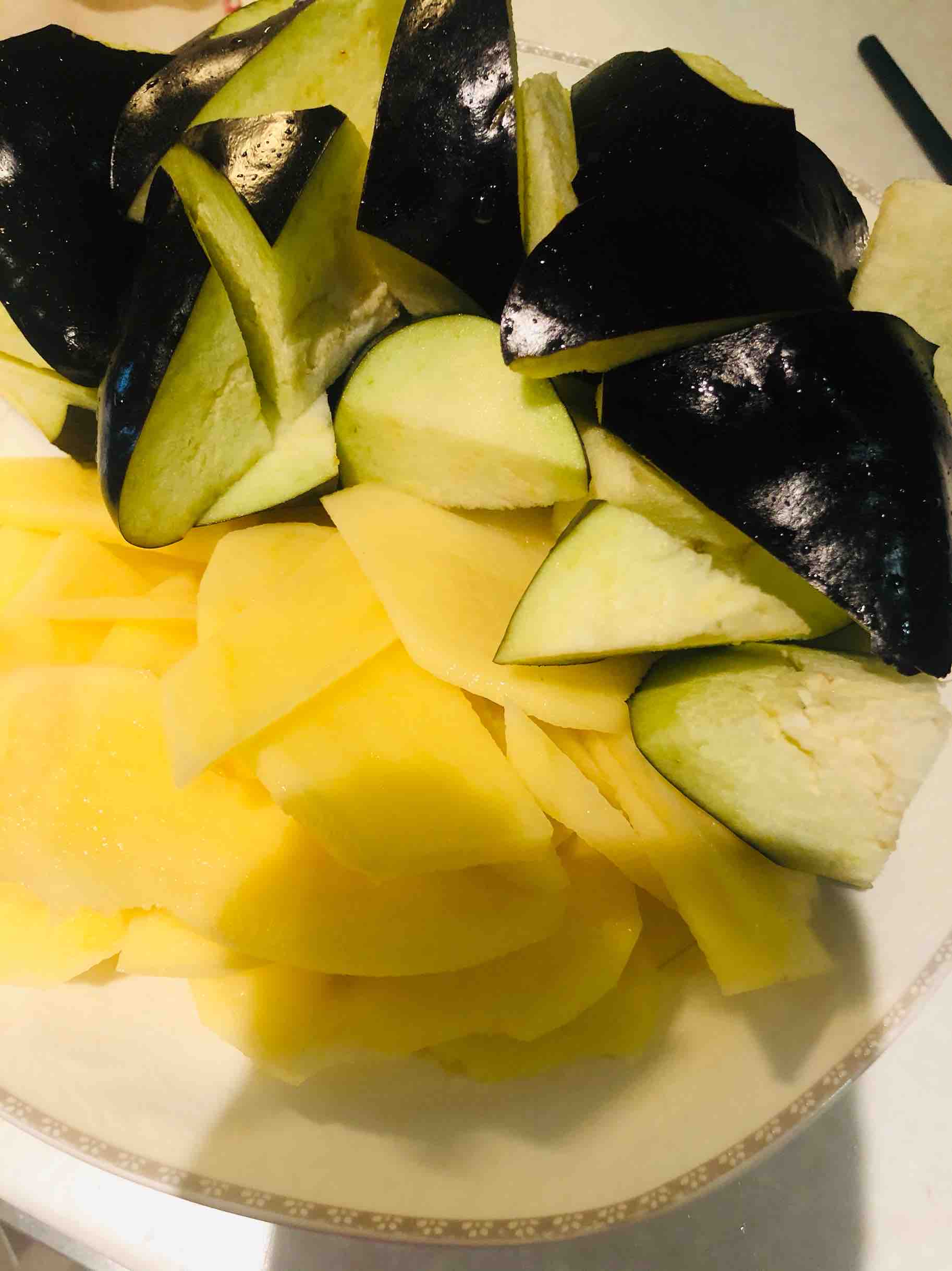 超級簡單、健康的茄子燒土豆的做法-咸鮮味燉菜譜-易網<a href=http://www.aoa7937.com/ target=_blank class=infotextkey>健康養生</a>網 超級簡單、健康的茄子燒土豆的做法-咸鮮味燉菜譜