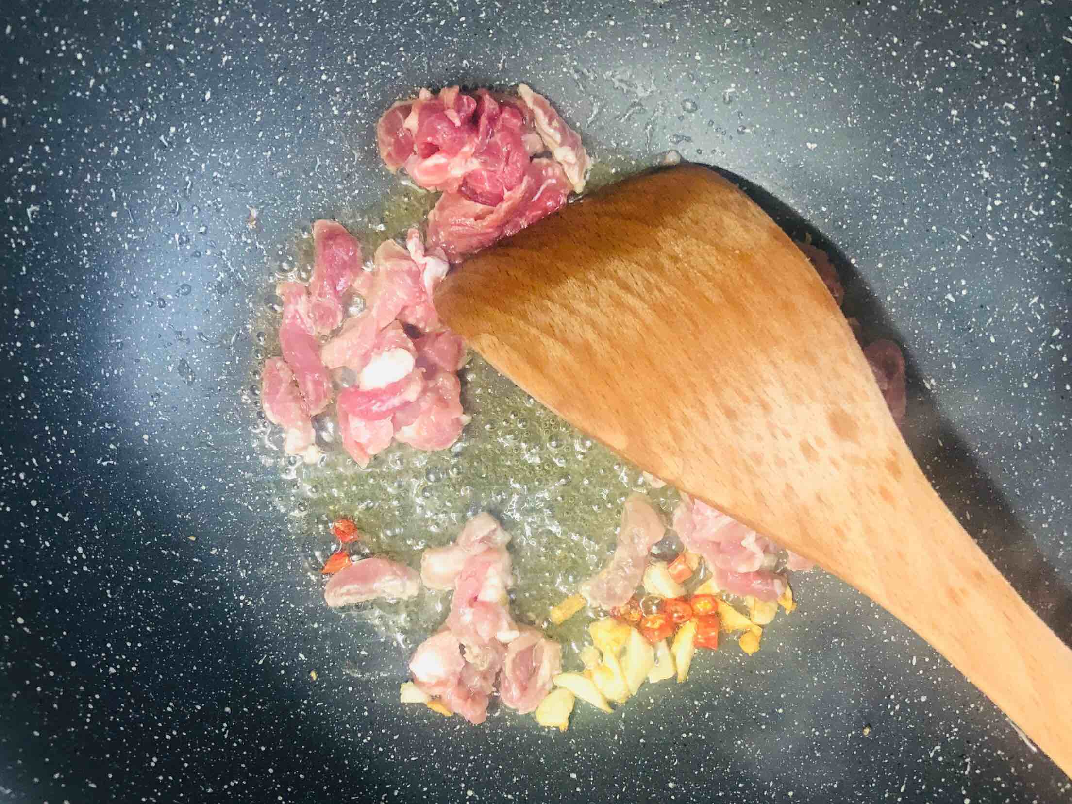 酸菜炒肉的做法-酸辣味炒菜譜