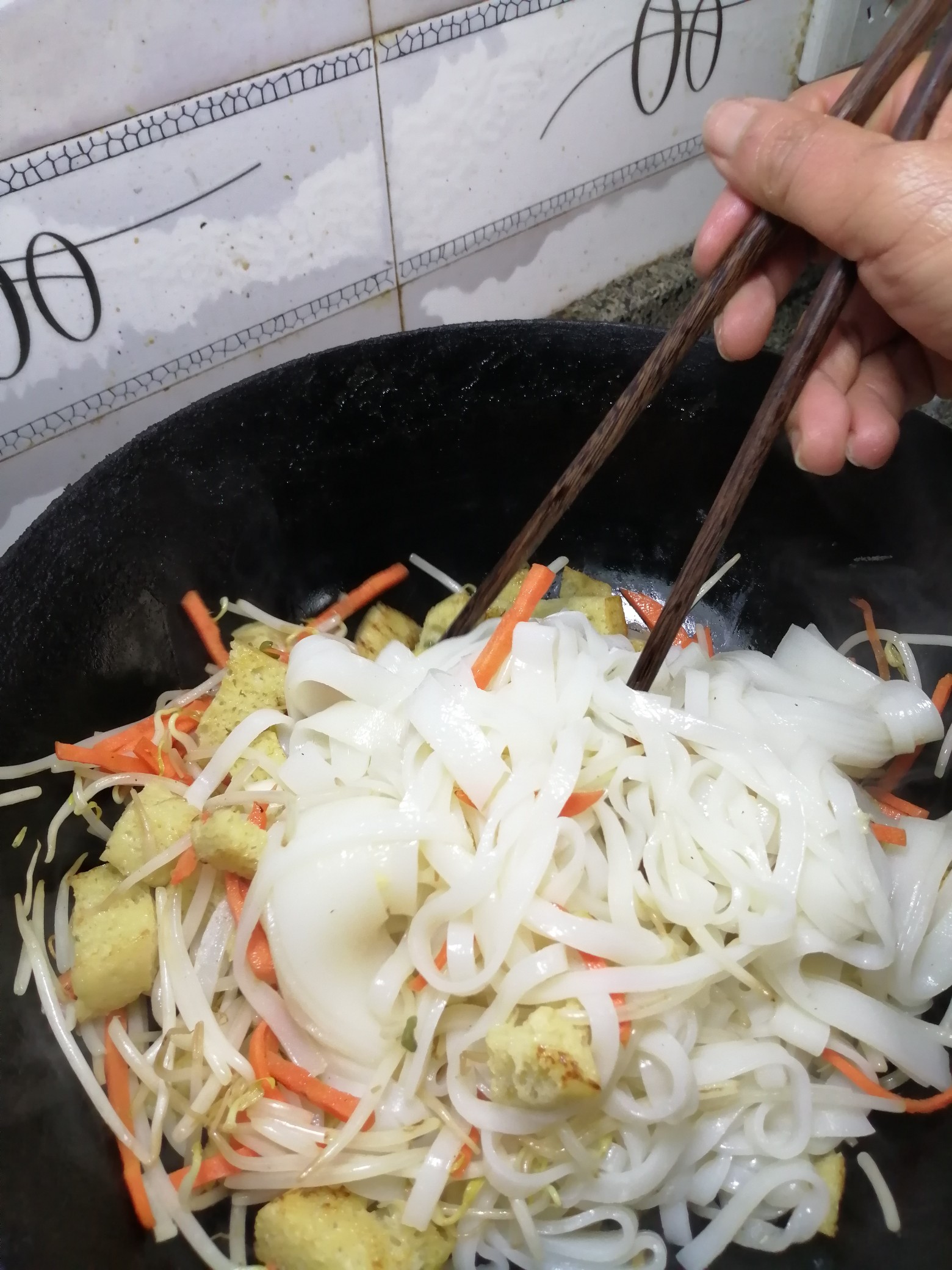 黑胡椒麻花炒涼皮的做法-黑椒味炒菜譜-易網健康養生網 黑胡椒麻花炒涼皮的做法-黑椒味炒菜譜