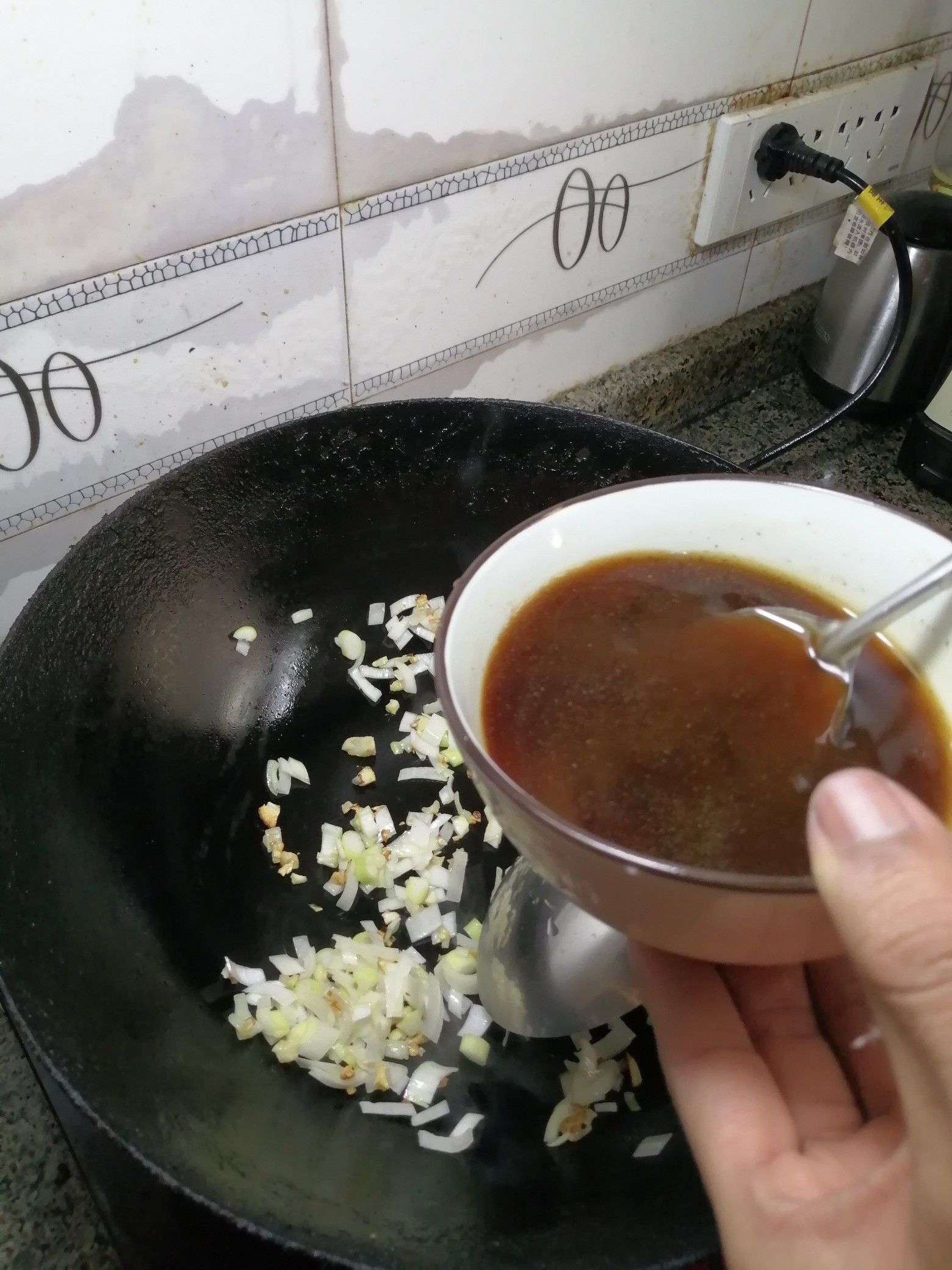 黑胡椒麻花炒涼皮的做法-黑椒味炒菜譜-易網健康養生網 黑胡椒麻花炒涼皮的做法-黑椒味炒菜譜