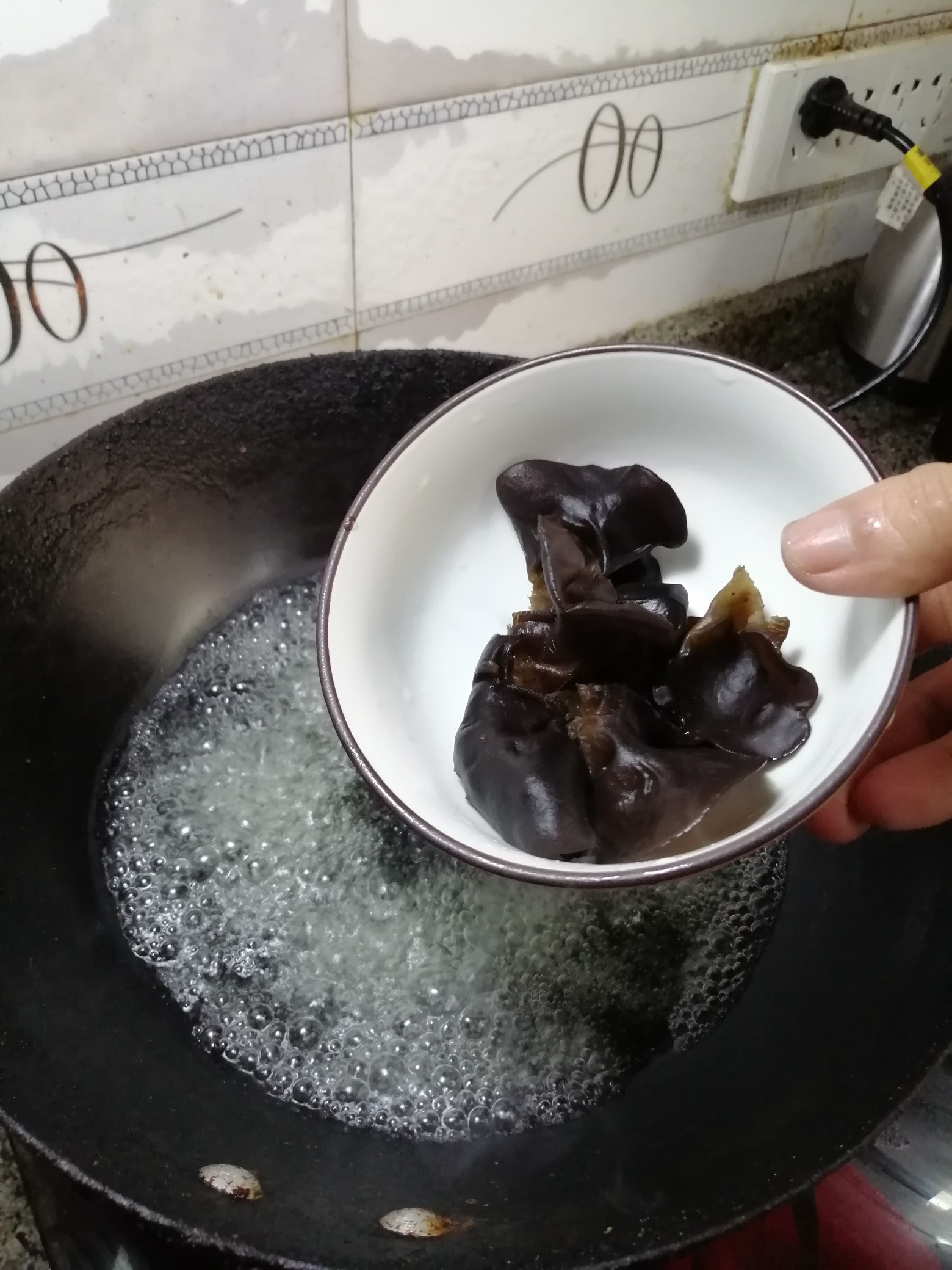 黑胡椒麻花炒涼皮的做法-黑椒味炒菜譜-易網健康養生網 黑胡椒麻花炒涼皮的做法-黑椒味炒菜譜