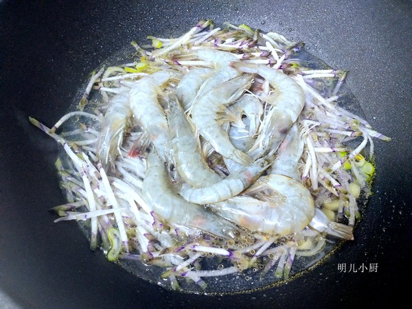 蘿卜絲煮大蝦的做法-家常味爆菜譜