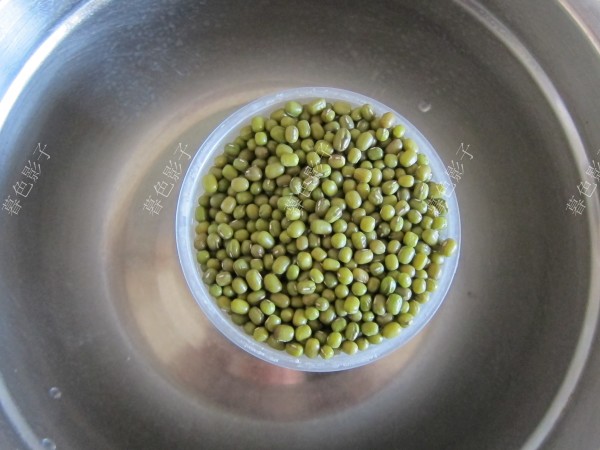 自家發(fā)的綠豆芽的做法-家常味炒菜譜-易網(wǎng)<a href=http://www.aoa7937.com/ target=_blank class=infotextkey>健康養(yǎng)生</a>網(wǎng) 自家發(fā)的綠豆芽的做法-家常味炒菜譜