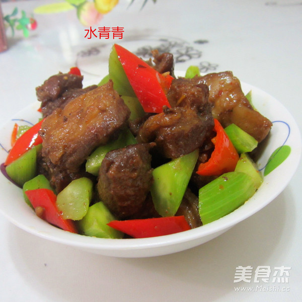 萵筍燜紅燒肉的做法-家常味燜菜譜