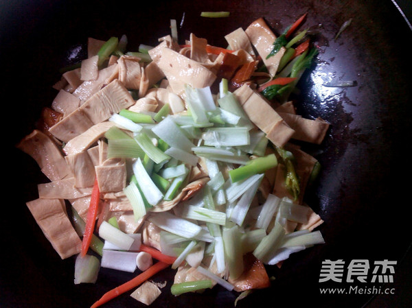 西芹炒豆皮的做法-家常味炒菜譜