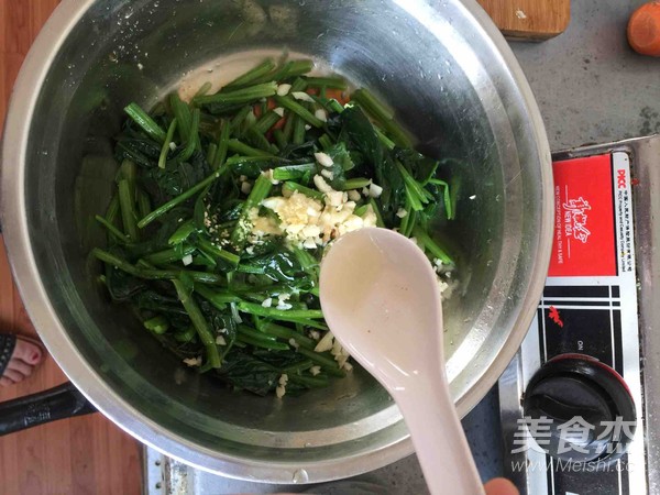 涼拌菠菜的做法-家常味拌菜譜-易網健康養(yǎng)生網 涼拌菠菜的做法-家常味拌菜譜