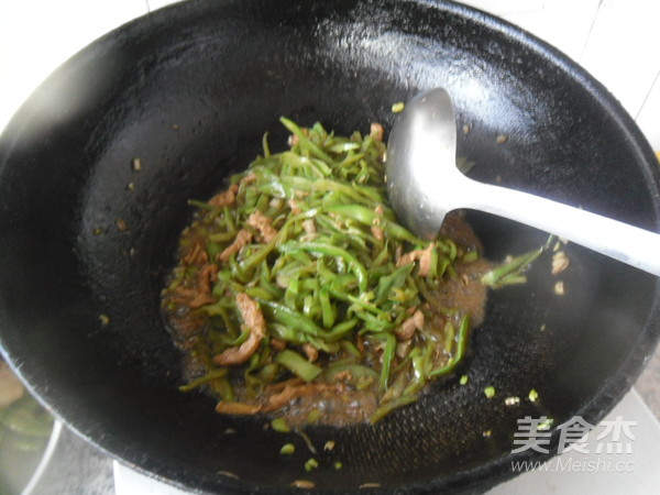 里脊肉炒扁豆絲的做法-家常味炒菜譜