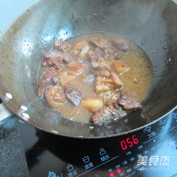 萵筍燜紅燒肉的做法-家常味燜菜譜