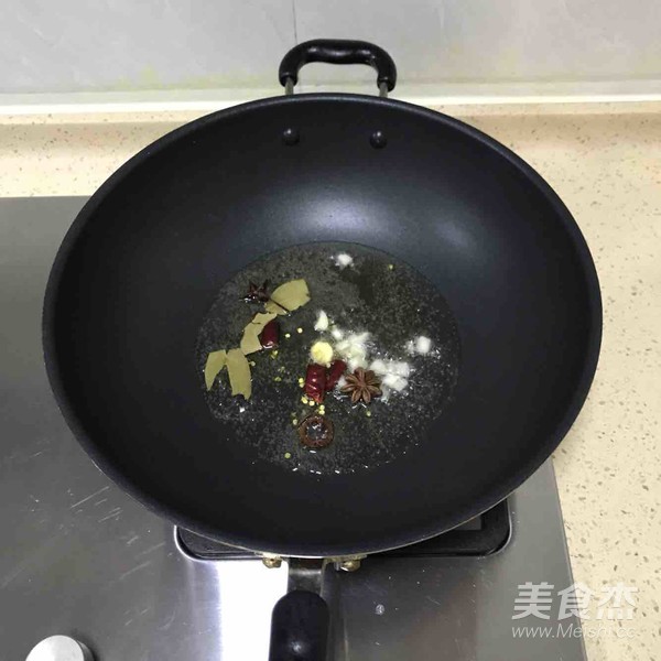 小雞燉蘑菇的做法-家常味燒菜譜