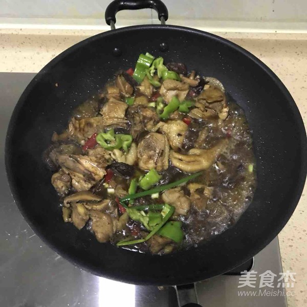 小雞燉蘑菇的做法-家常味燒菜譜