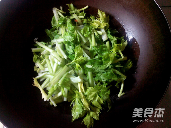 西芹炒豆皮的做法-家常味炒菜譜