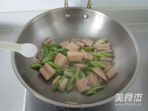 干鍋雞翅蝦的做法-香辣味燒菜譜
