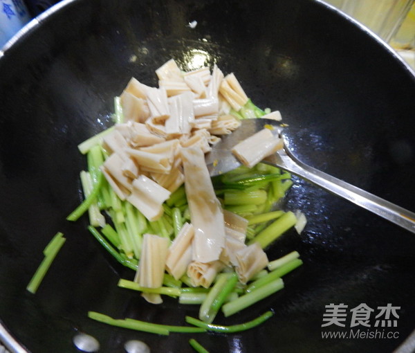 芹菜炒豆皮的做法-咸鮮味炒菜譜