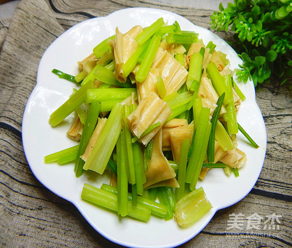芹菜炒豆皮的做法-咸鮮味炒菜譜-易網健康養生網 芹菜炒豆皮的做法-咸鮮味炒菜譜