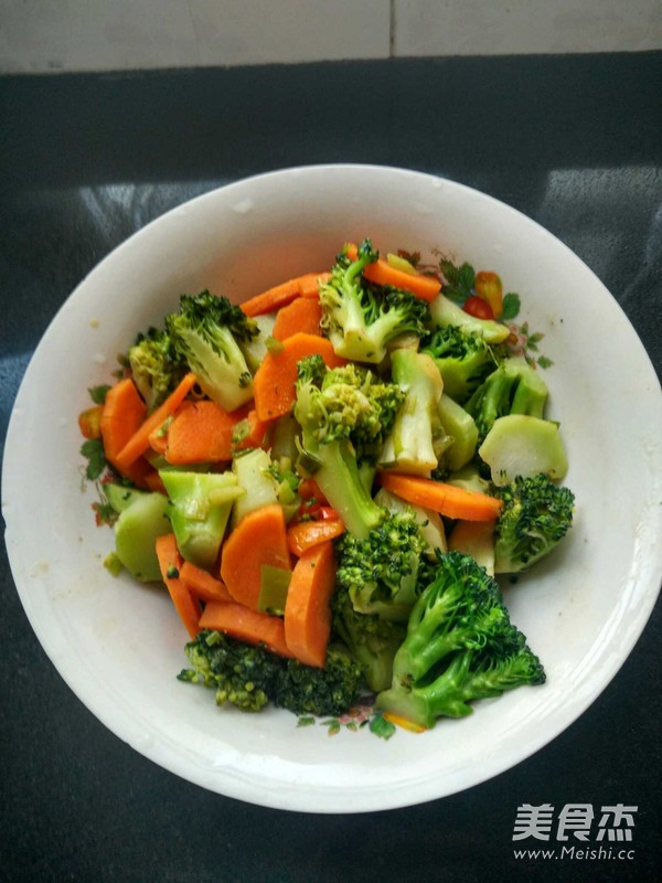 西蘭花炒胡蘿卜的做法-家常味炒菜譜-易網健康養生網 西蘭花炒胡蘿卜的做法-家常味炒菜譜