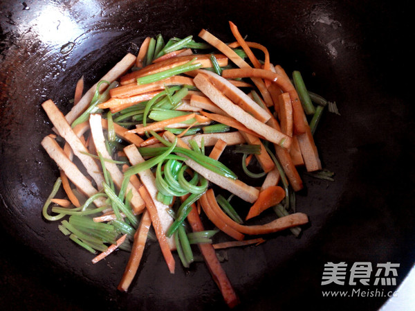 芹菜炒豆干的做法-家常味炒菜譜
