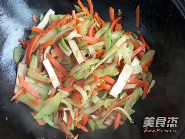佛手瓜炒豆干紅蘿卜的做法-咸鮮味炒菜譜